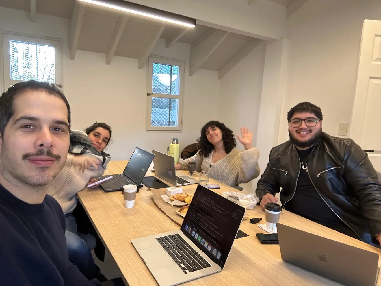El equipo de Ventum trabajando alrededor de una mesa