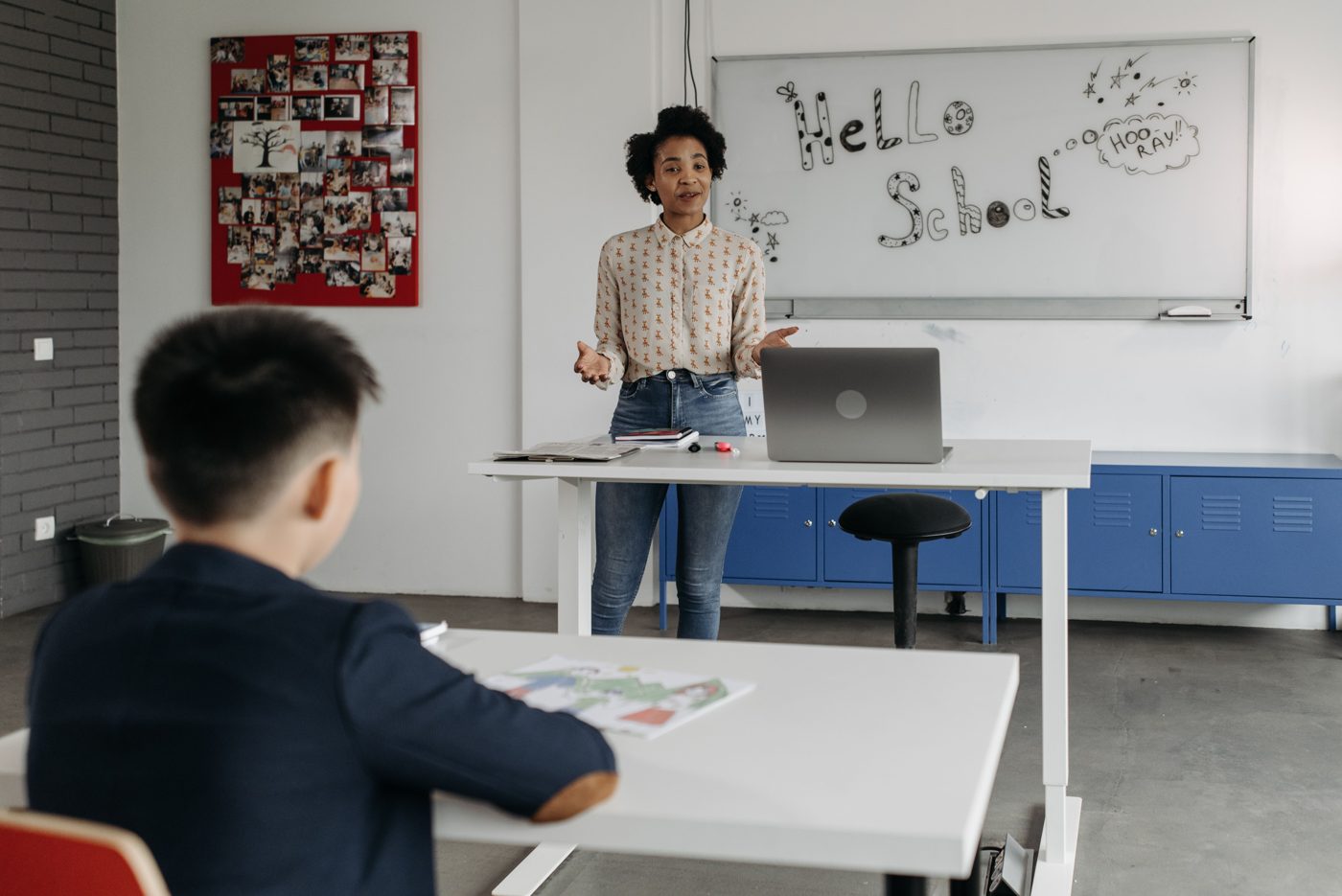 Docente conversando con un estudiante en el aula